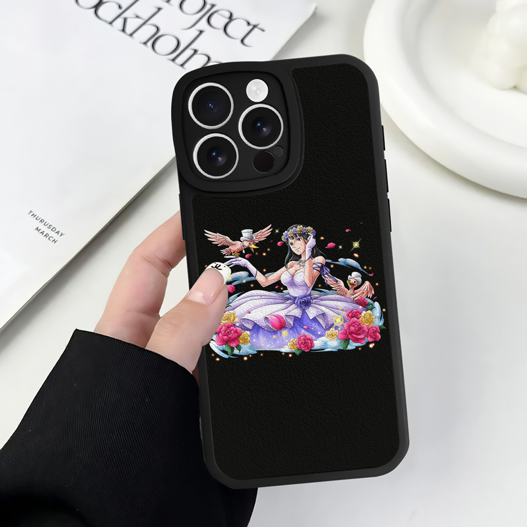 （画像用） ワンピース ニコ・ロビン ONE PIECE Nico Robin 【iPhone 16シリーズ対応】シリコンスマホケース（レザー調） 材質：シリコン